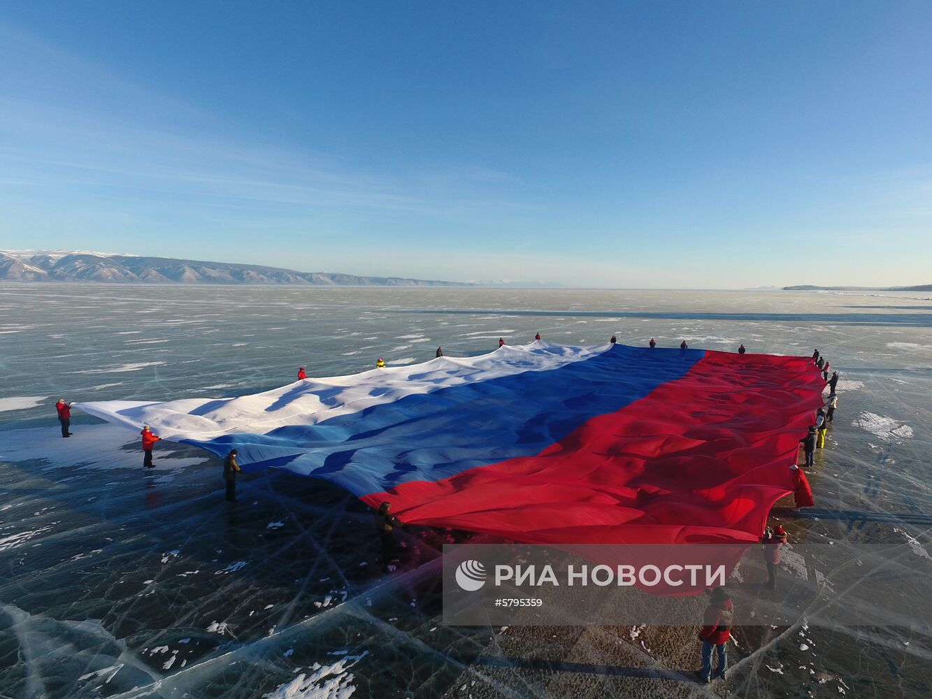 Флаг России развернули на льду Байкала