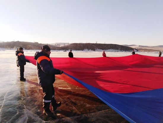 Флаг России развернули на льду Байкала
