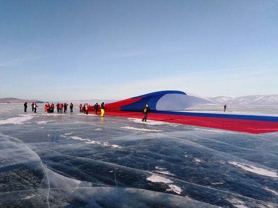 Флаг России развернули на льду Байкала