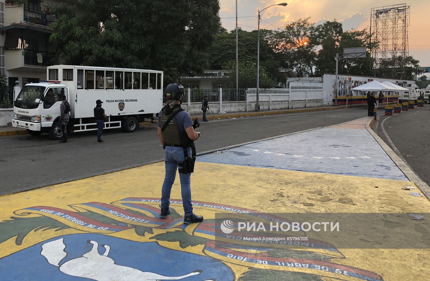 Офицер Венесуэльской национальной гвардии на мосту Симона Боливара, соединяющем Венесуэлу с Колумбией, в приграничном городе Сан-Антонио. 24 февраля сторонники венесуэльской оппозиции пытались незаконно перейти в Венесуэлу с колумбийской стороны моста, бросая камни и коктейли Молотова в офицеров. Место: Венесуэла. Автор: Михаил Алаеддин/РИА Новости. Ситуация в Венесуэле