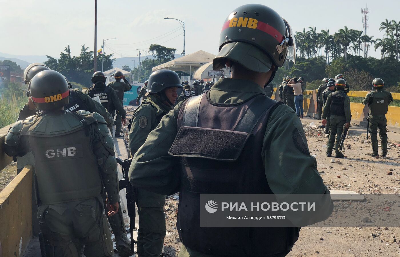 Офицеры Венесуэльской национальной гвардии на мосту Симона Боливара, соединяющем Венесуэлу с Колумбией, в приграничном городе Сан-Антонио. 24 февраля сторонники венесуэльской оппозиции пытались незаконно перейти в Венесуэлу с колумбийской стороны моста, бросая камни и коктейли Молотова в офицеров. Место: Венесуэла. Автор: Михаил Алаеддин/РИА Новости. Ситуация в Венесуэле