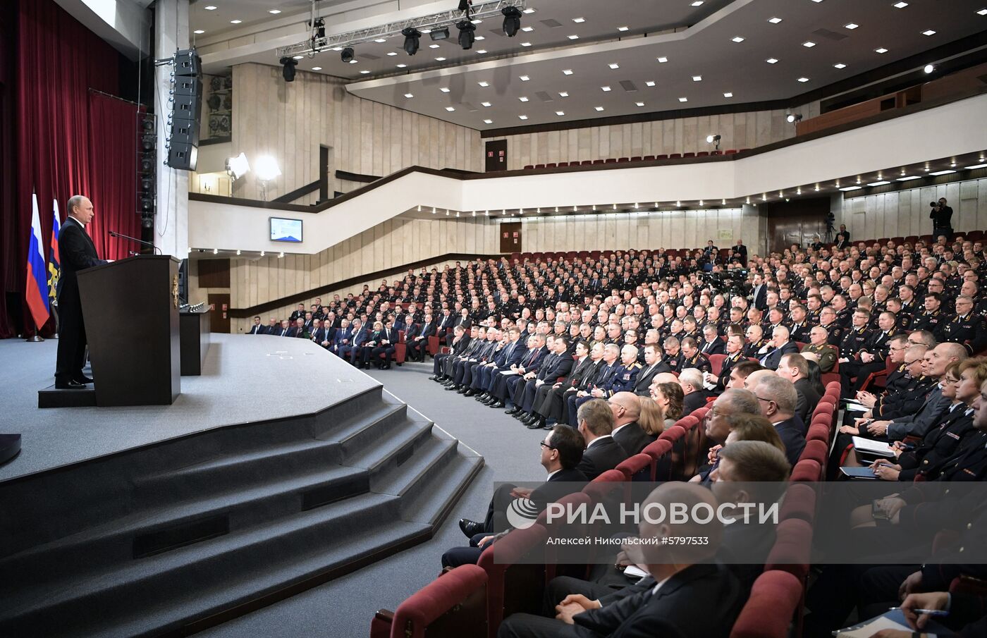 Президент РФ В. Путин принял участие в заседании коллегии МВД РФ