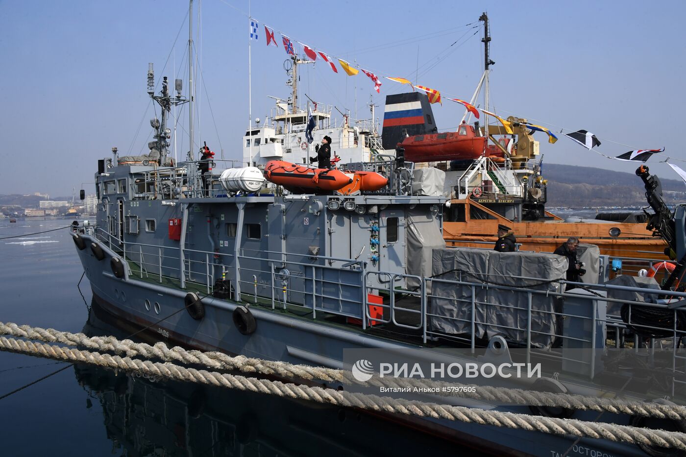Подъём флага поисково-спасательной службы ВМФ на катере РВК-1239 во Владивостоке