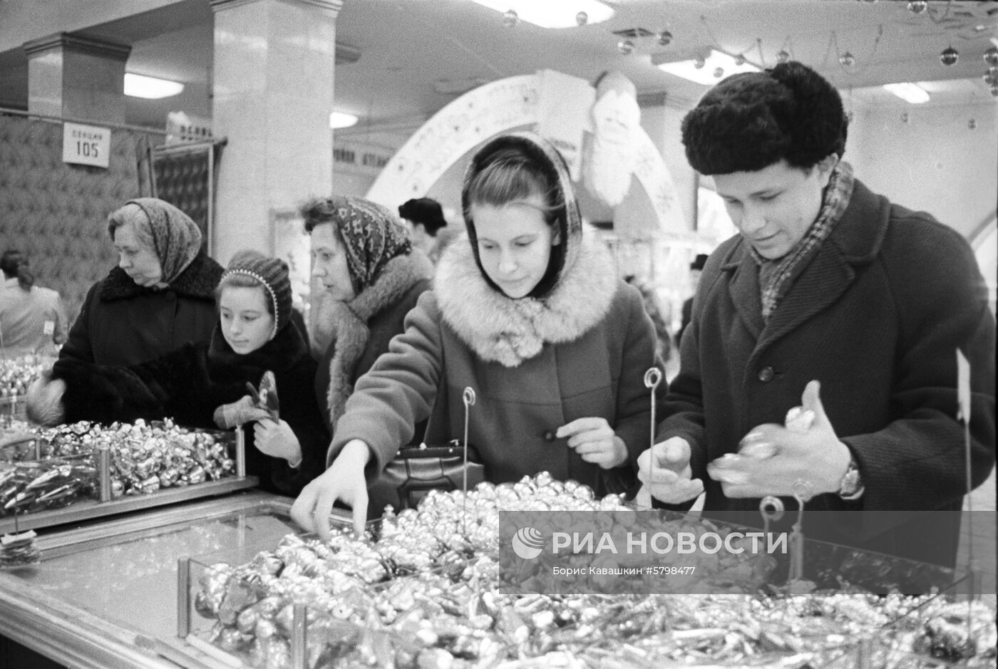 Москвичи покупают елочные игрушки