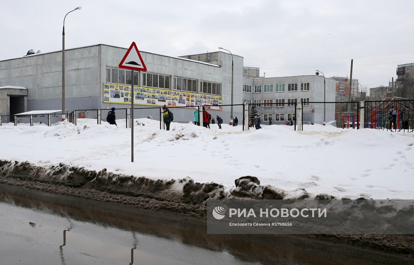 Неизвестные открыли стрельбу возле школы в Нижнем Новгороде