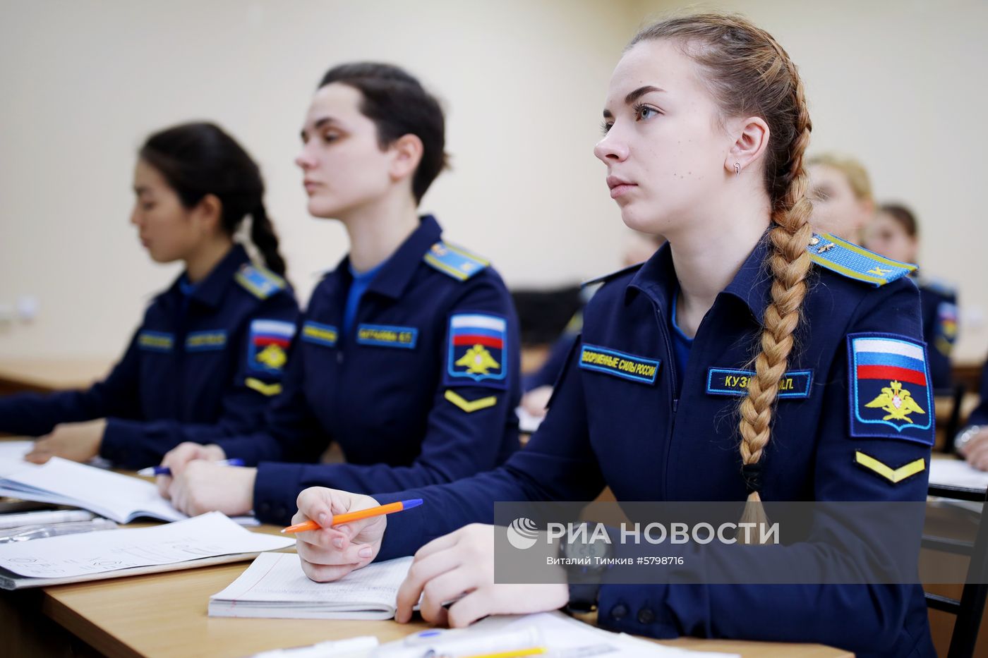 Подготовка девушек-курсантов в Краснодарском военном авиационном училище
