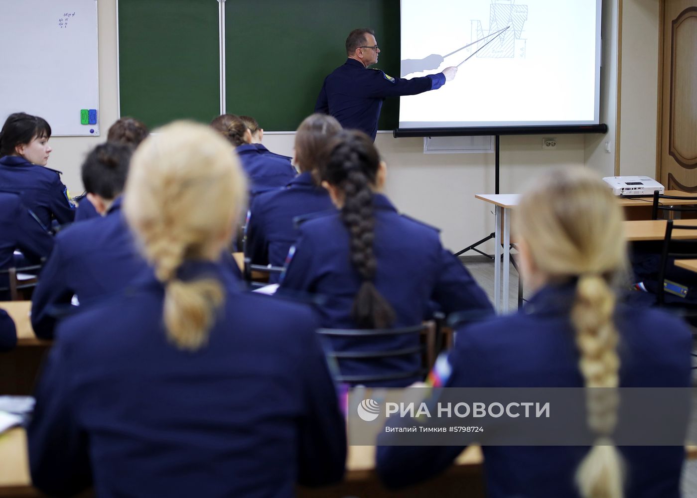 Подготовка девушек-курсантов в Краснодарском военном авиационном училище
