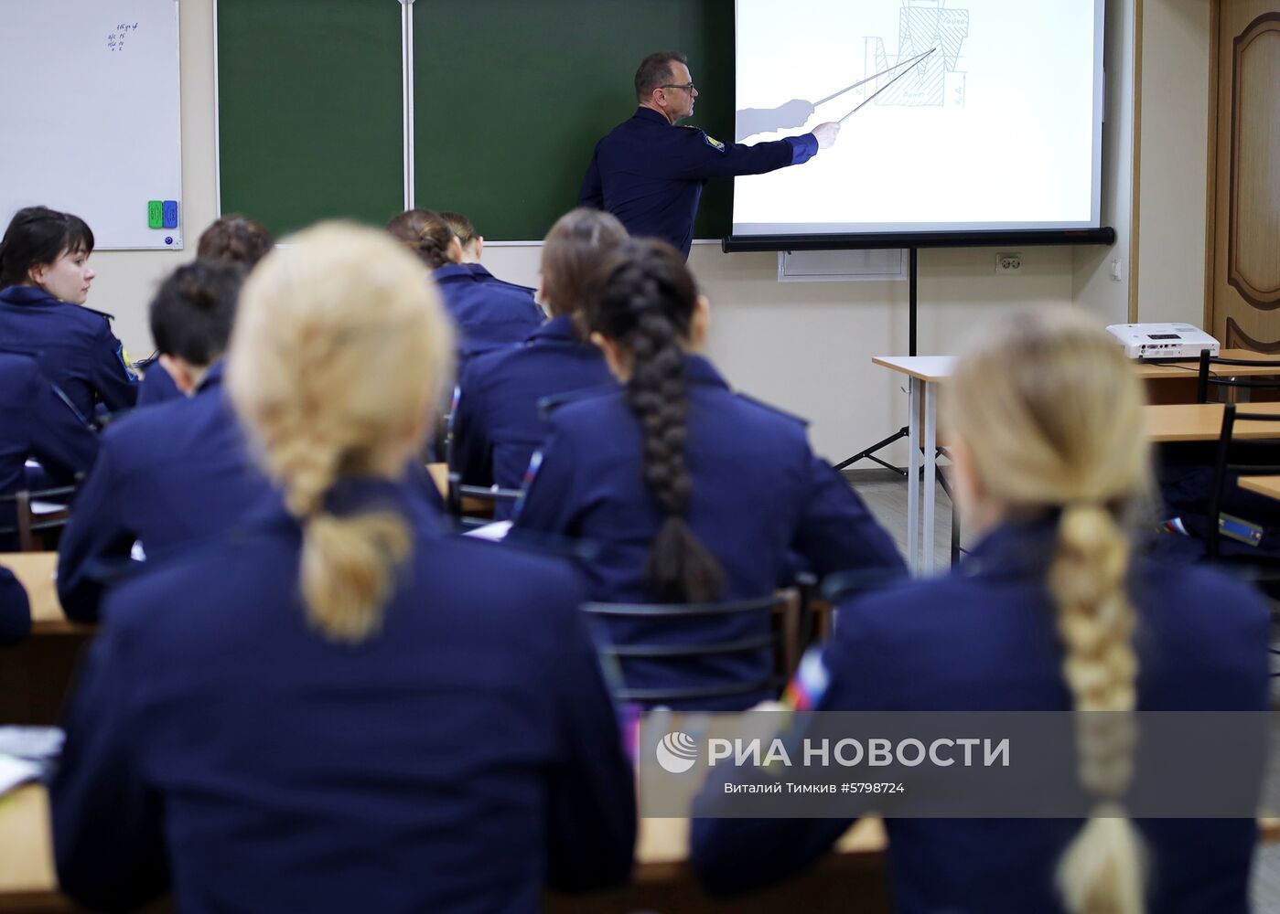 Подготовка девушек-курсантов в Краснодарском военном авиационном училище