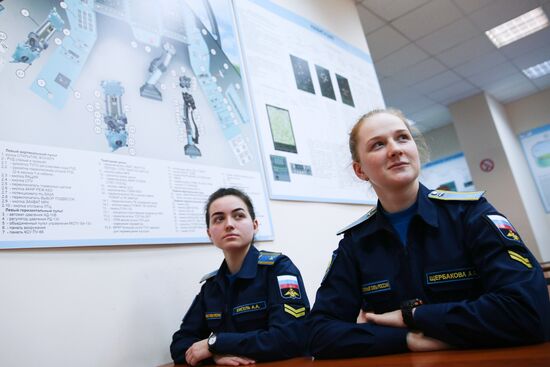 Подготовка девушек-курсантов в Краснодарском военном авиационном училище