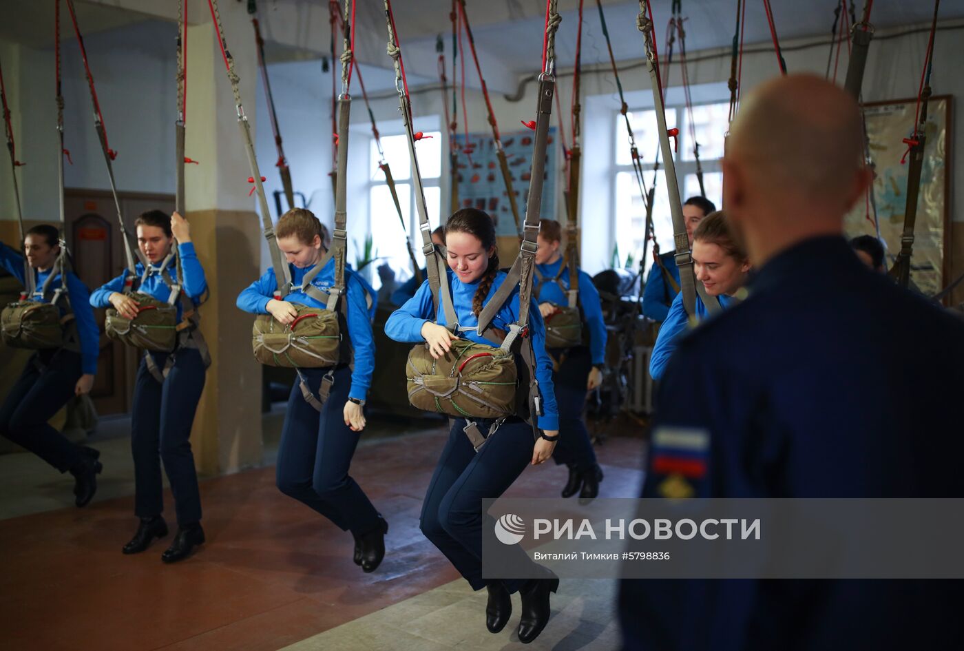 Подготовка девушек-курсантов в Краснодарском военном авиационном училище