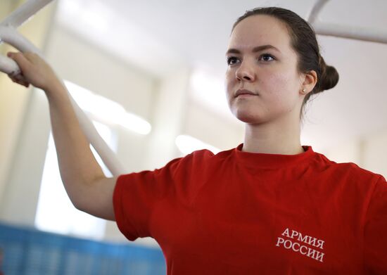 Подготовка девушек-курсантов в Краснодарском военном авиационном училище