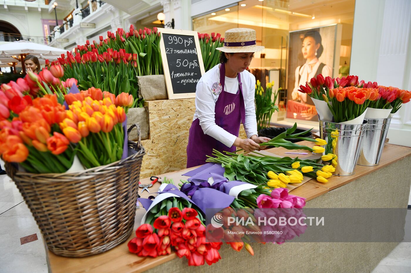 Цветочный базар в Петровском пассаже