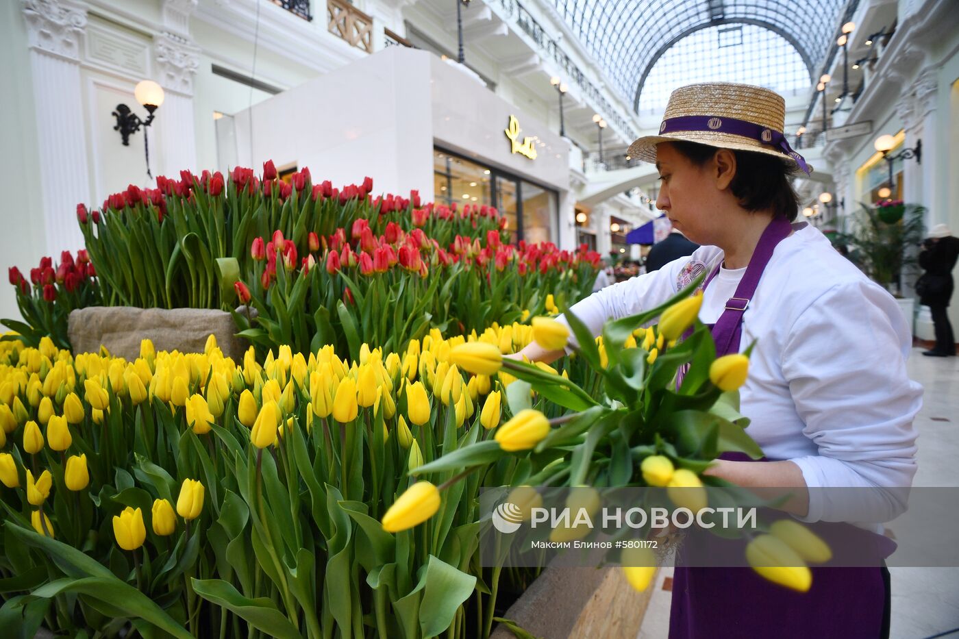 Цветочный базар в Петровском пассаже