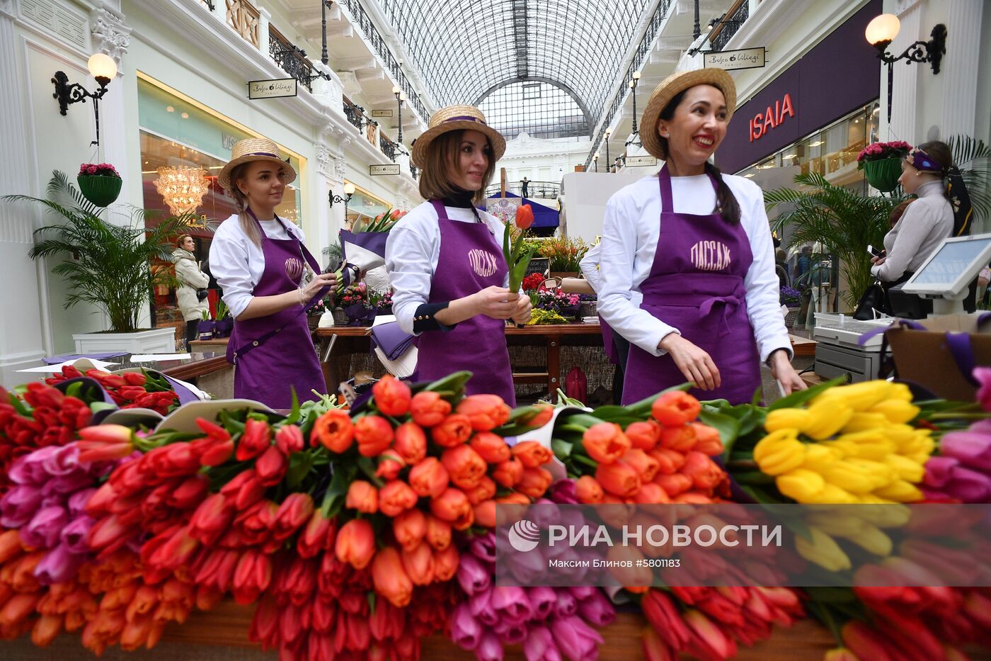 Цветочный базар в Петровском пассаже