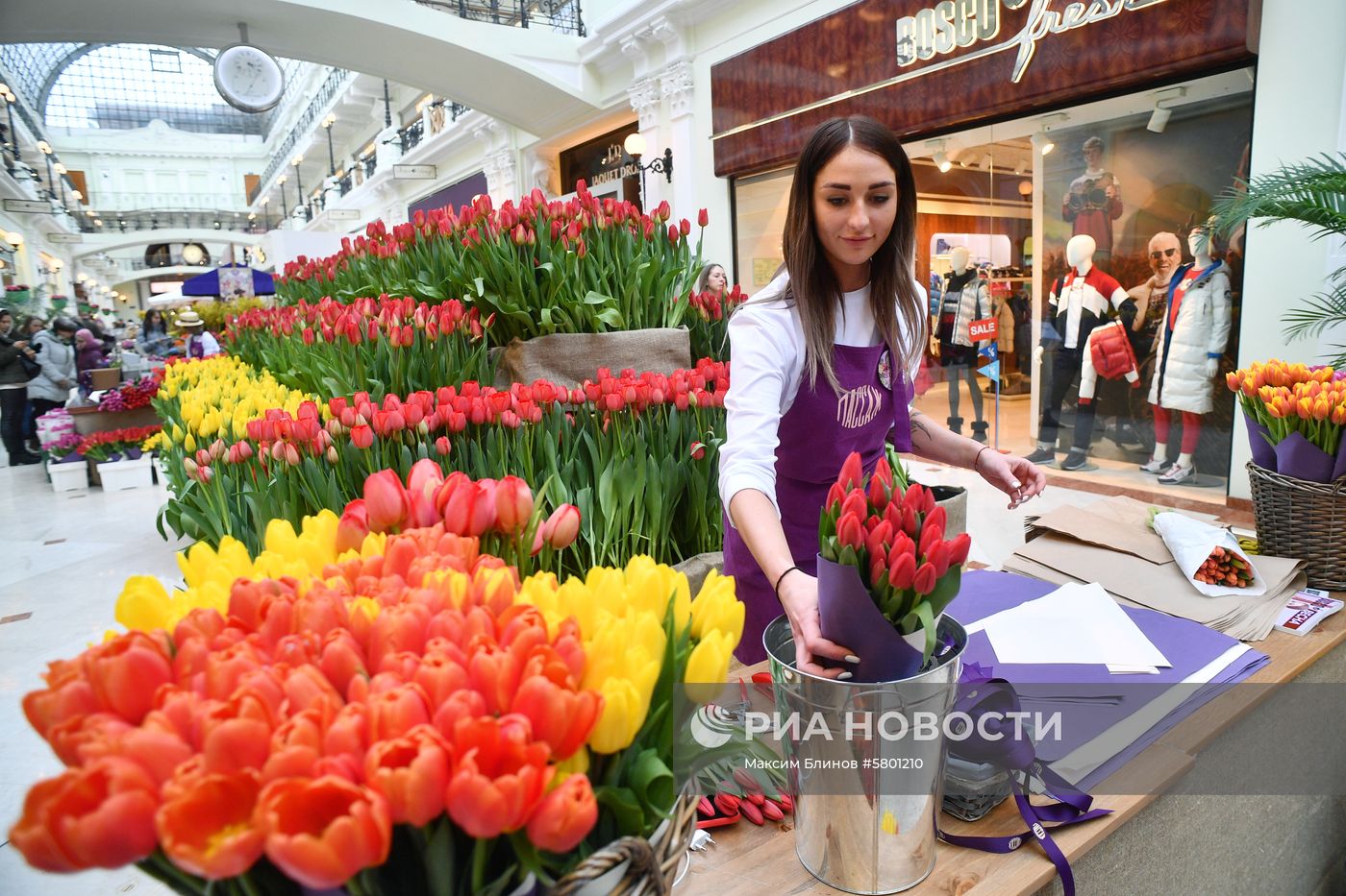 Цветочный базар в Петровском пассаже
