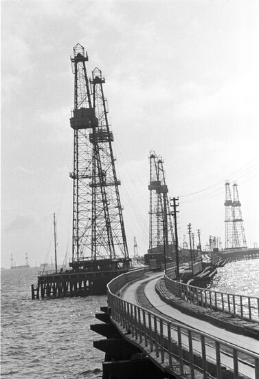 Морская эстакада нефтепромысла в Каспийском море