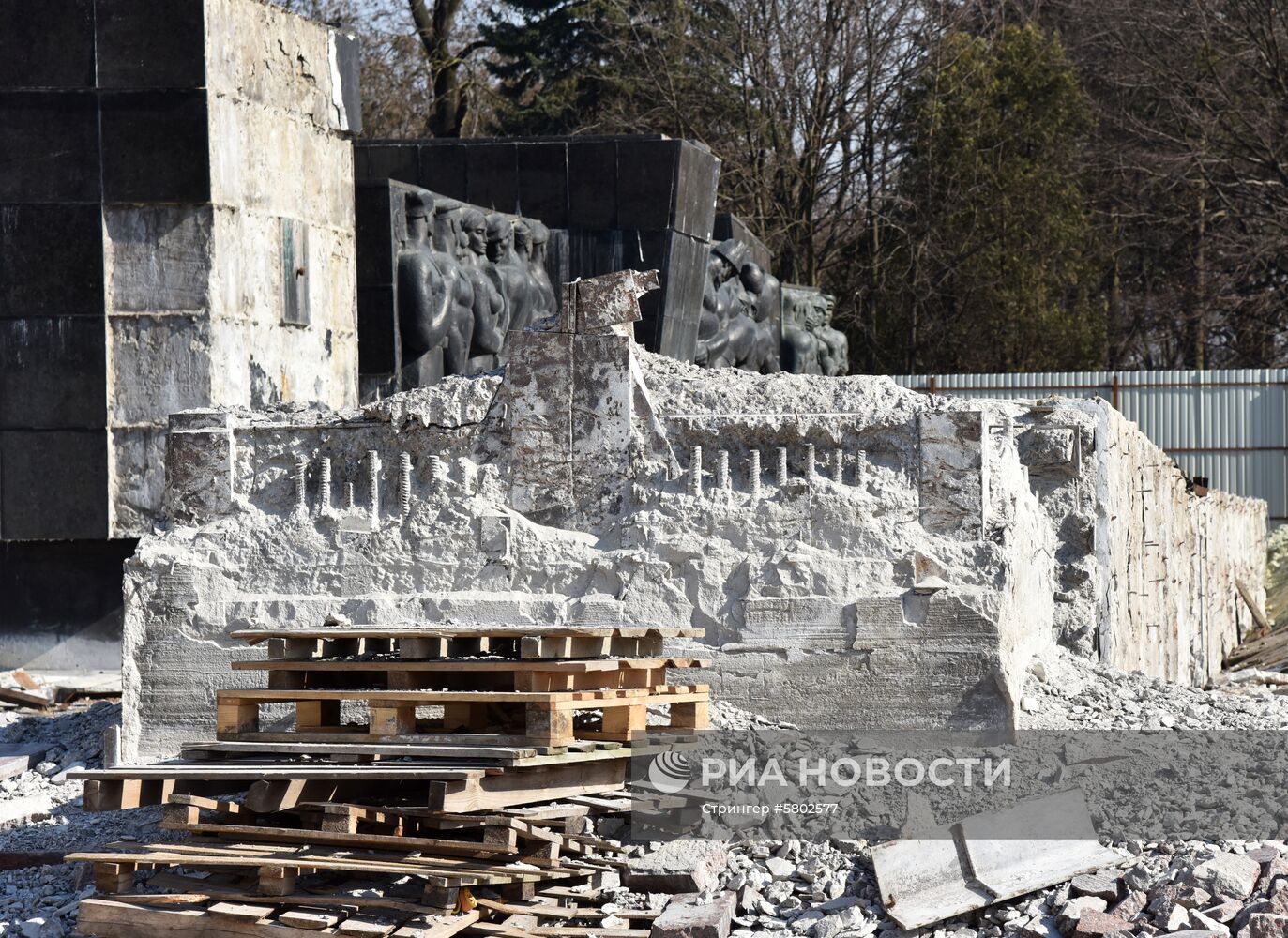 Стелу Монумента Славы демонтировали во Львове