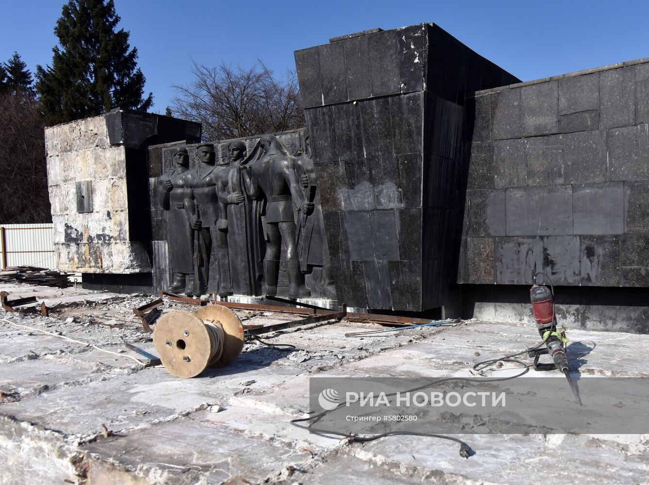 Стелу Монумента Славы демонтировали во Львове