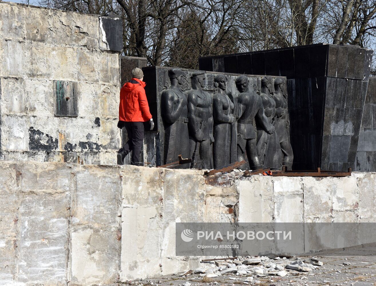 Стелу Монумента Славы демонтировали во Львове