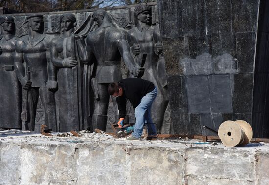 Стелу Монумента Славы демонтировали во Львове