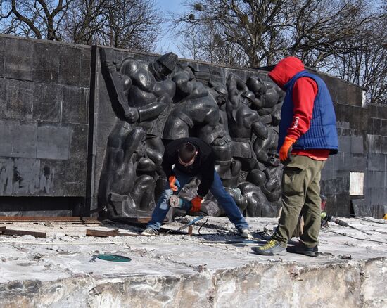 Стелу Монумента Славы демонтировали во Львове