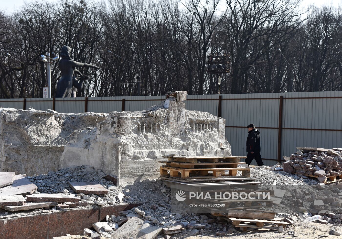 Стелу Монумента Славы демонтировали во Львове