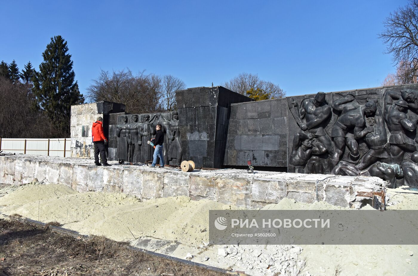 Стелу Монумента Славы демонтировали во Львове