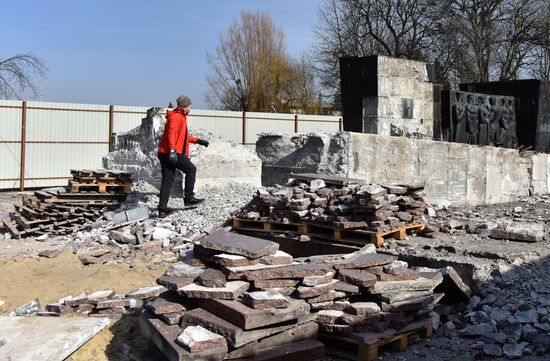 Стелу Монумента Славы демонтировали во Львове