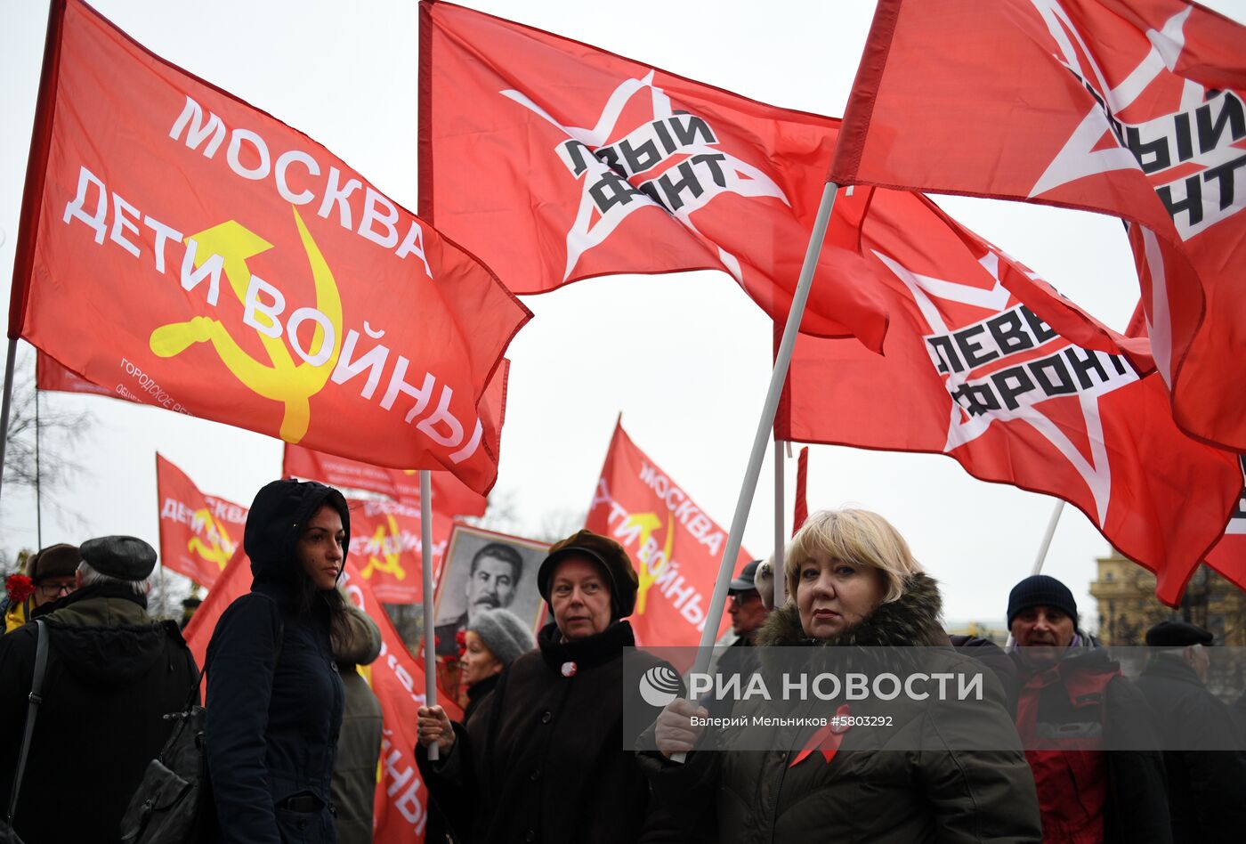 Возложение цветов к могиле И. В. Сталина у Кремлевской стены