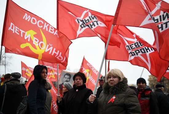 Возложение цветов к могиле И. В. Сталина у Кремлевской стены