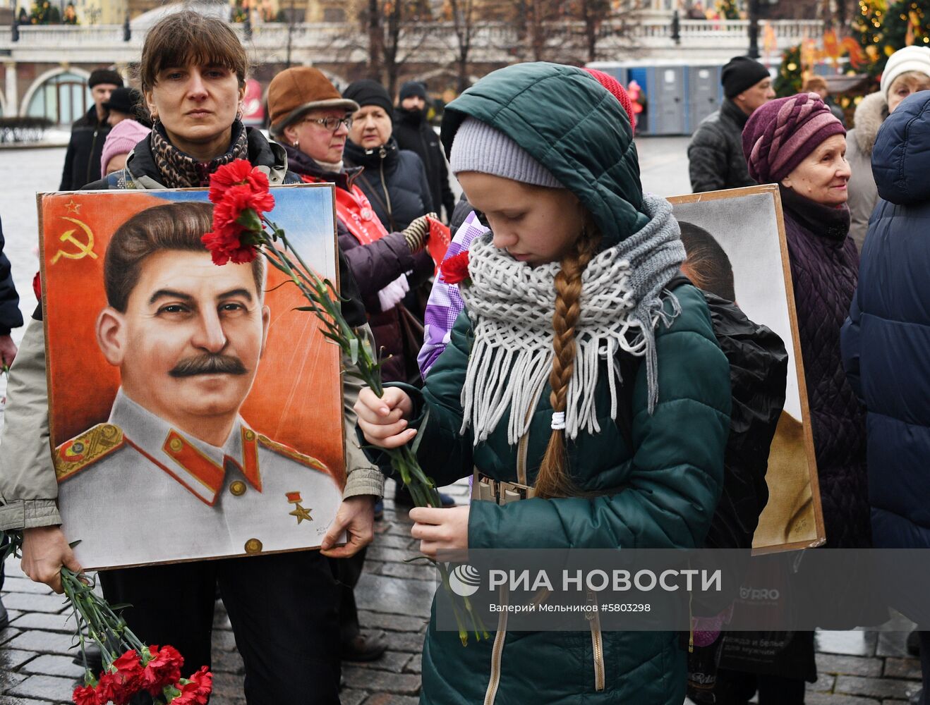 Возложение цветов к могиле И. В. Сталина у Кремлевской стены