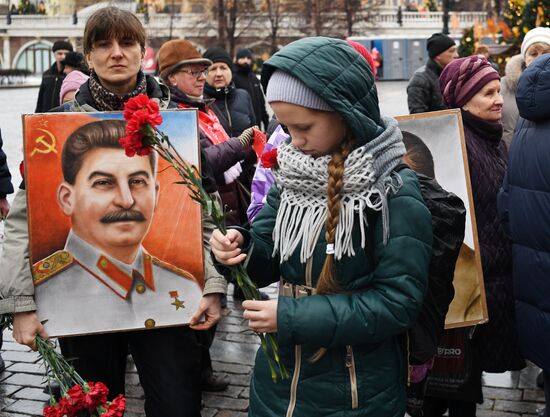 Возложение цветов к могиле И. В. Сталина у Кремлевской стены