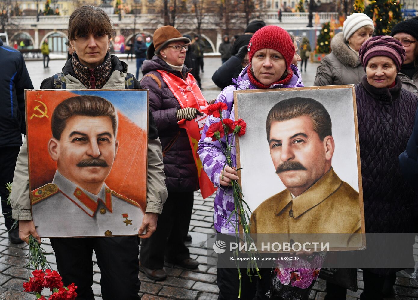 Возложение цветов к могиле И. В. Сталина у Кремлевской стены