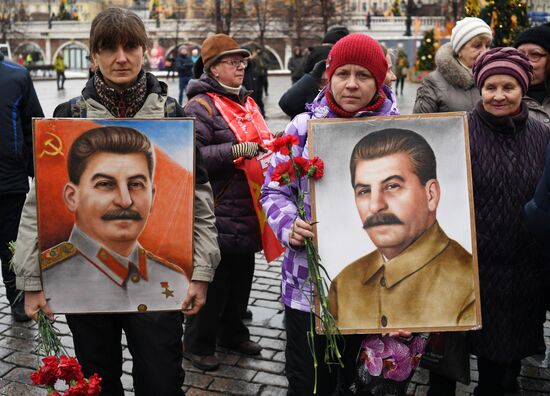 Возложение цветов к могиле И. В. Сталина у Кремлевской стены