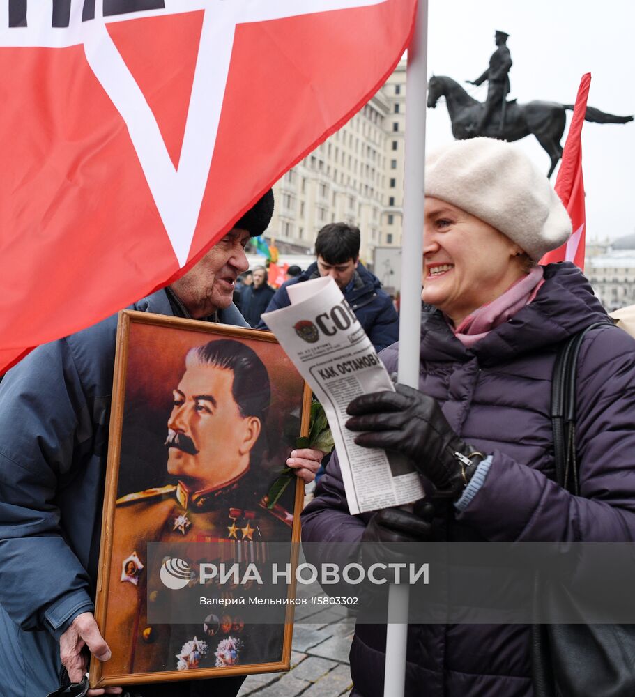 Возложение цветов к могиле И. В. Сталина у Кремлевской стены