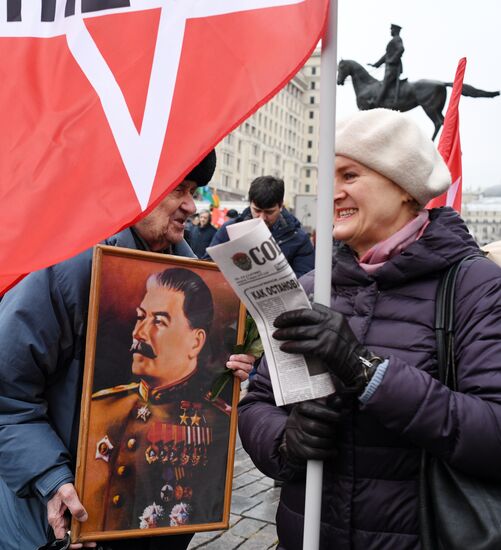 Возложение цветов к могиле И. В. Сталина у Кремлевской стены