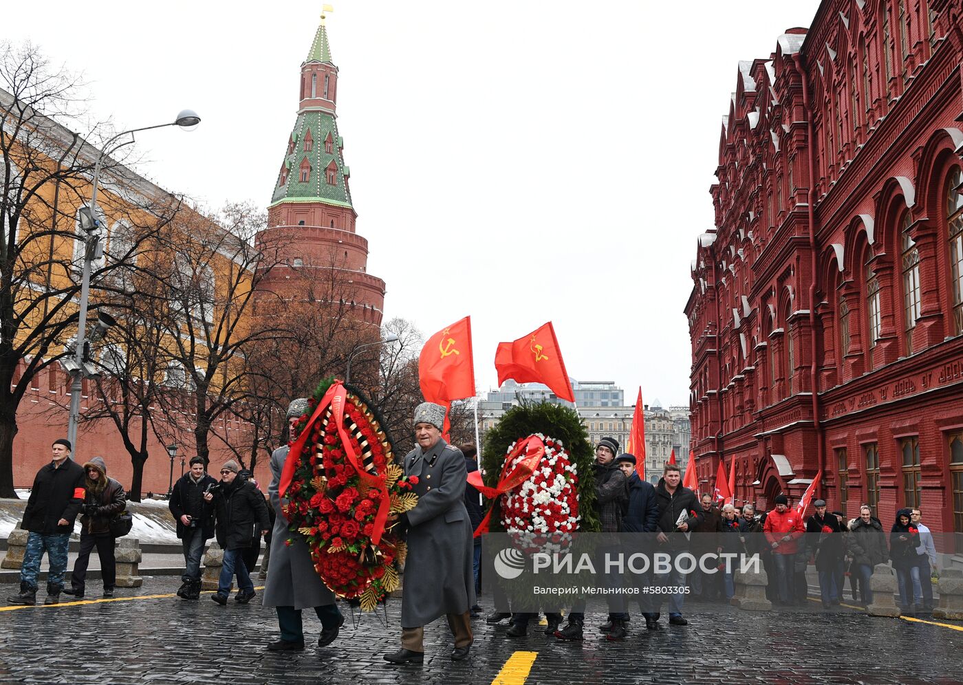 Возложение цветов к могиле И. В. Сталина у Кремлевской стены