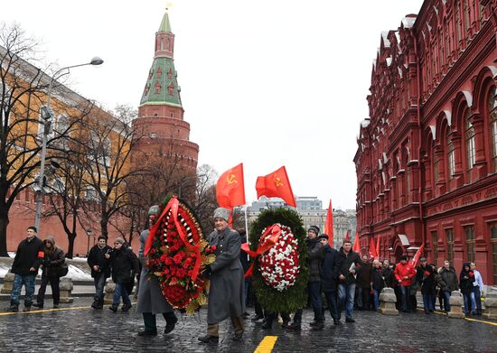 Возложение цветов к могиле И. В. Сталина у Кремлевской стены