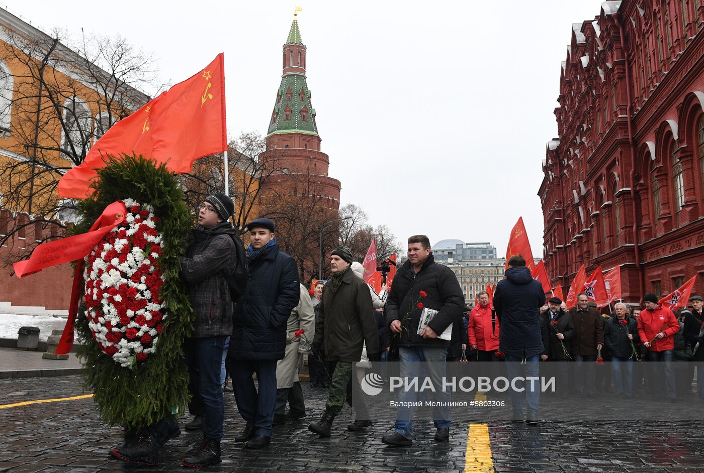 Возложение цветов к могиле И. В. Сталина у Кремлевской стены