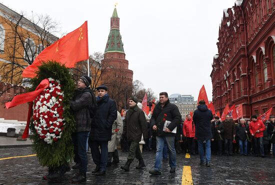 Возложение цветов к могиле И. В. Сталина у Кремлевской стены