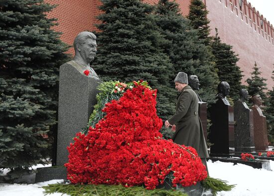 Возложение цветов к могиле И. В. Сталина у Кремлевской стены