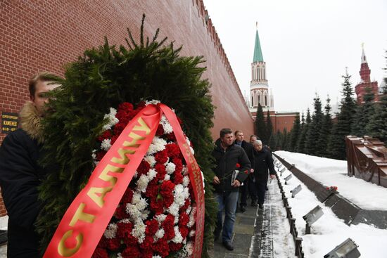 Возложение цветов к могиле И. В. Сталина у Кремлевской стены