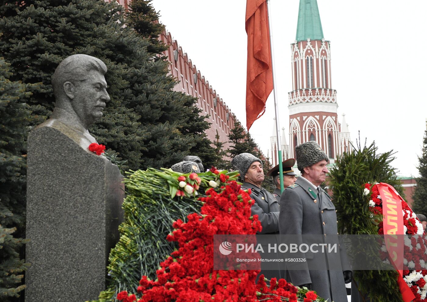 Возложение цветов к могиле И. В. Сталина у Кремлевской стены