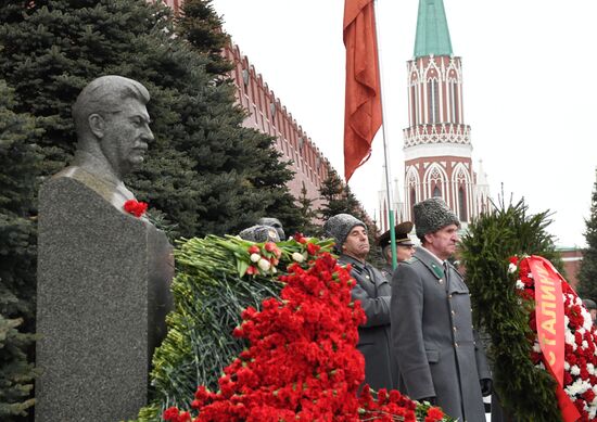 Возложение цветов к могиле И. В. Сталина у Кремлевской стены