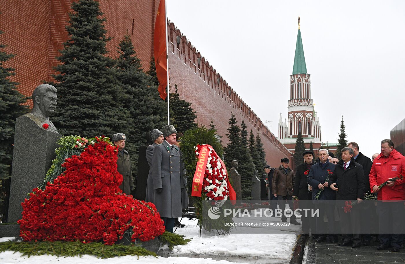 Возложение цветов к могиле И. В. Сталина у Кремлевской стены