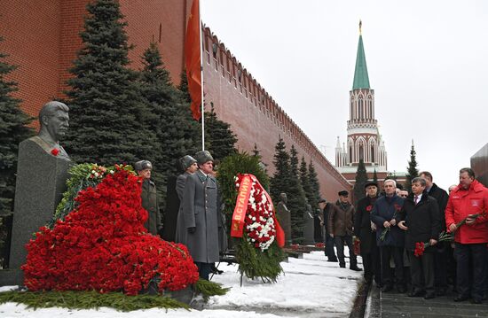 Возложение цветов к могиле И. В. Сталина у Кремлевской стены