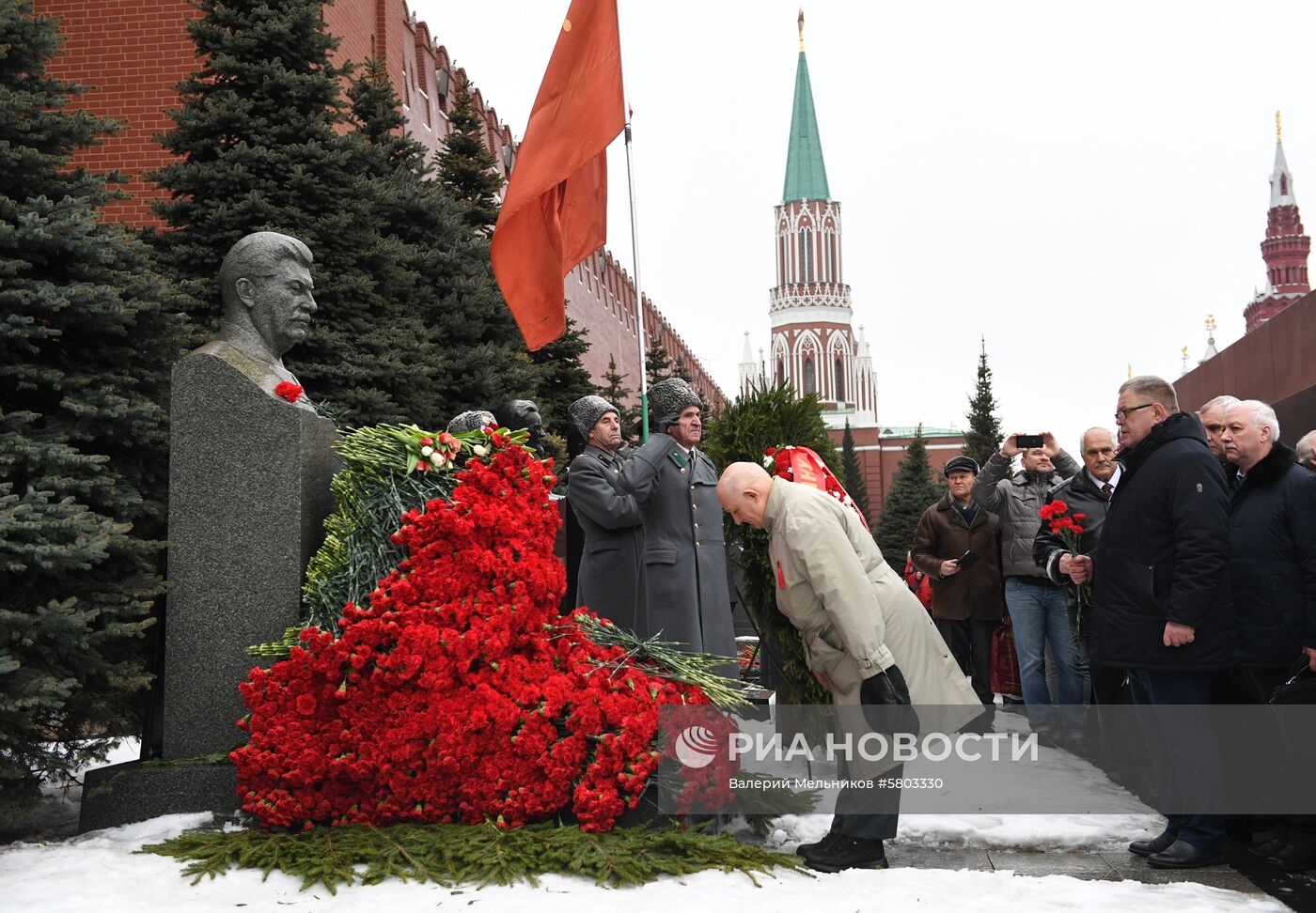 Возложение цветов к могиле И. В. Сталина у Кремлевской стены