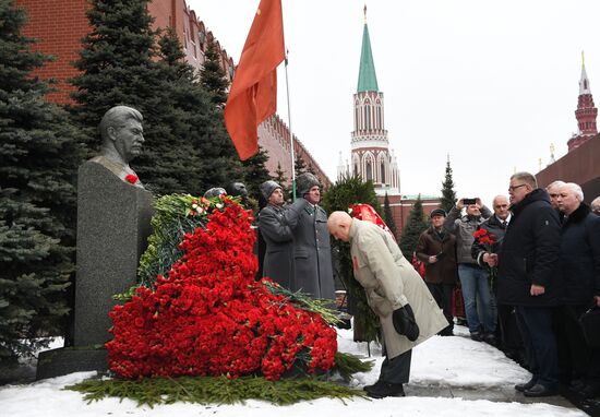 Возложение цветов к могиле И. В. Сталина у Кремлевской стены