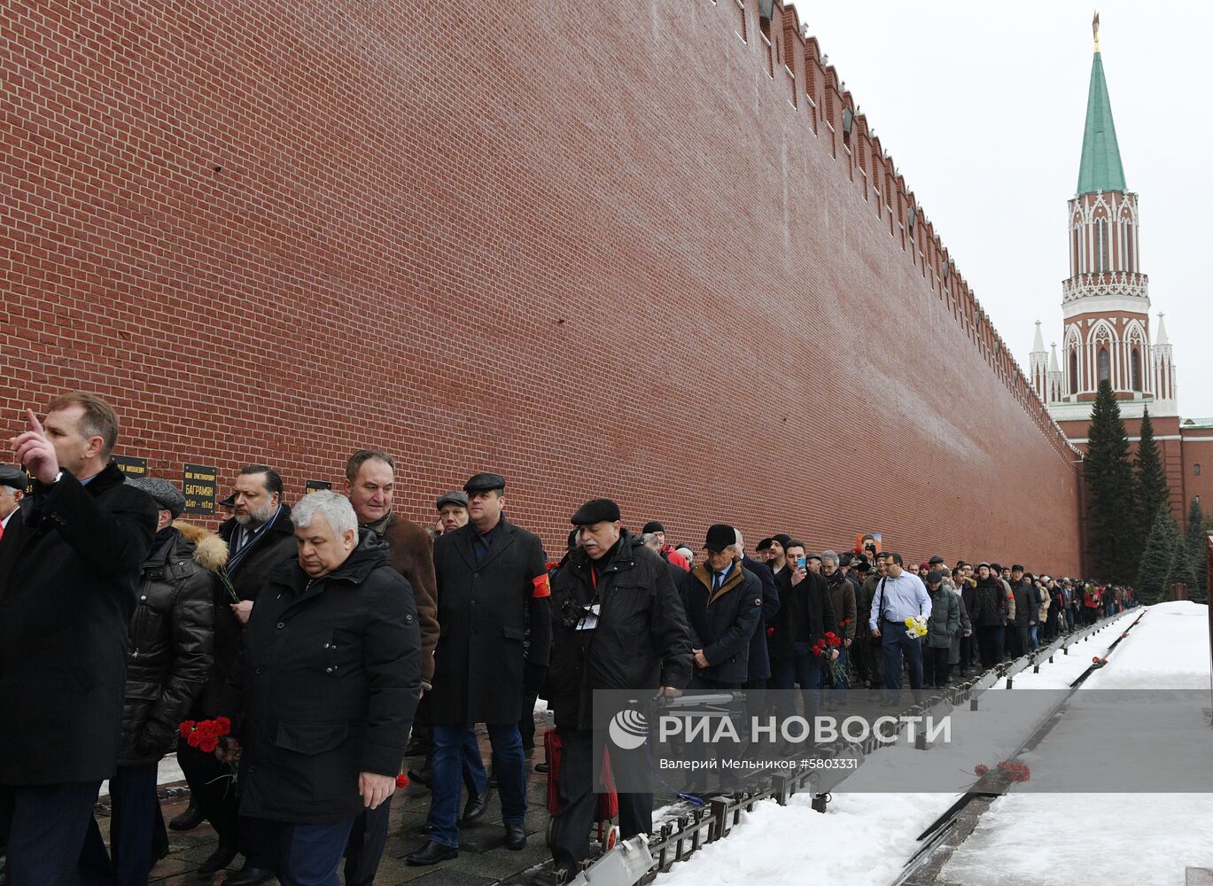 Возложение цветов к могиле И. В. Сталина у Кремлевской стены