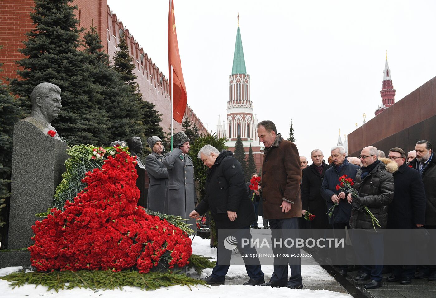 Возложение цветов к могиле И. В. Сталина у Кремлевской стены